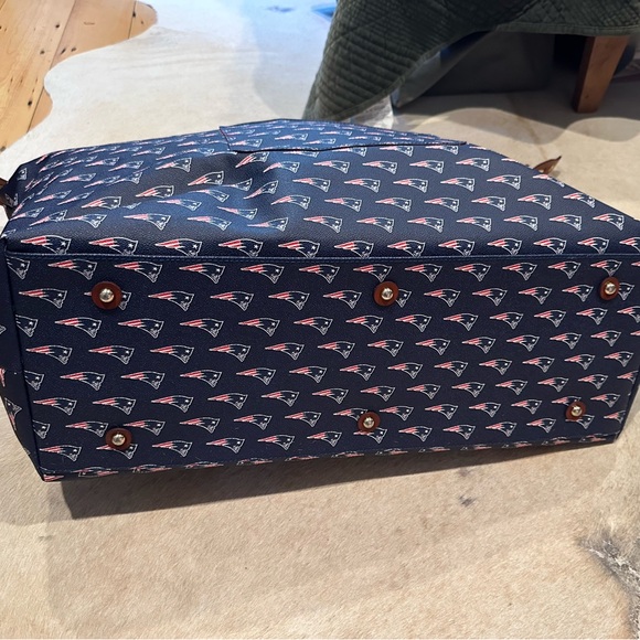 RARE Patriots NFL Dooney & Bourke Weekender Bag - Picture 6 of 6